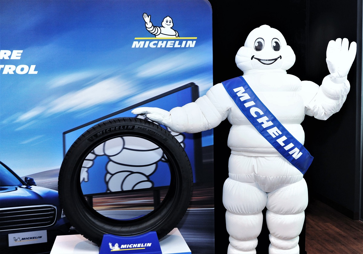 A-slim-Bibendum-posing-with-the-Michelin-Pilot-Sport-4-SUV-tyre.jpg
